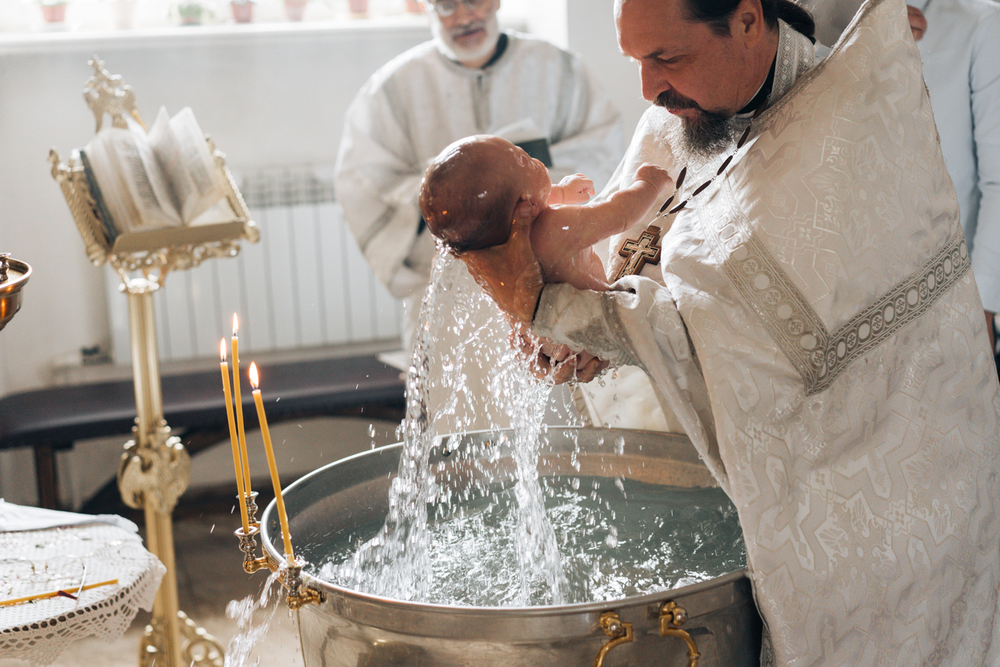 Как проходят крестины ребенка. Сколько длится обряд крещения?