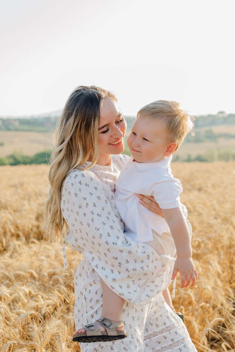 U videoda oq külotlarini yechdi. Ayollarning havaskor erotik fotosuratlari