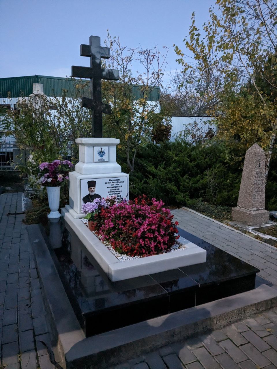 Заупокойная лития на некрополе Всехсвятской церкви