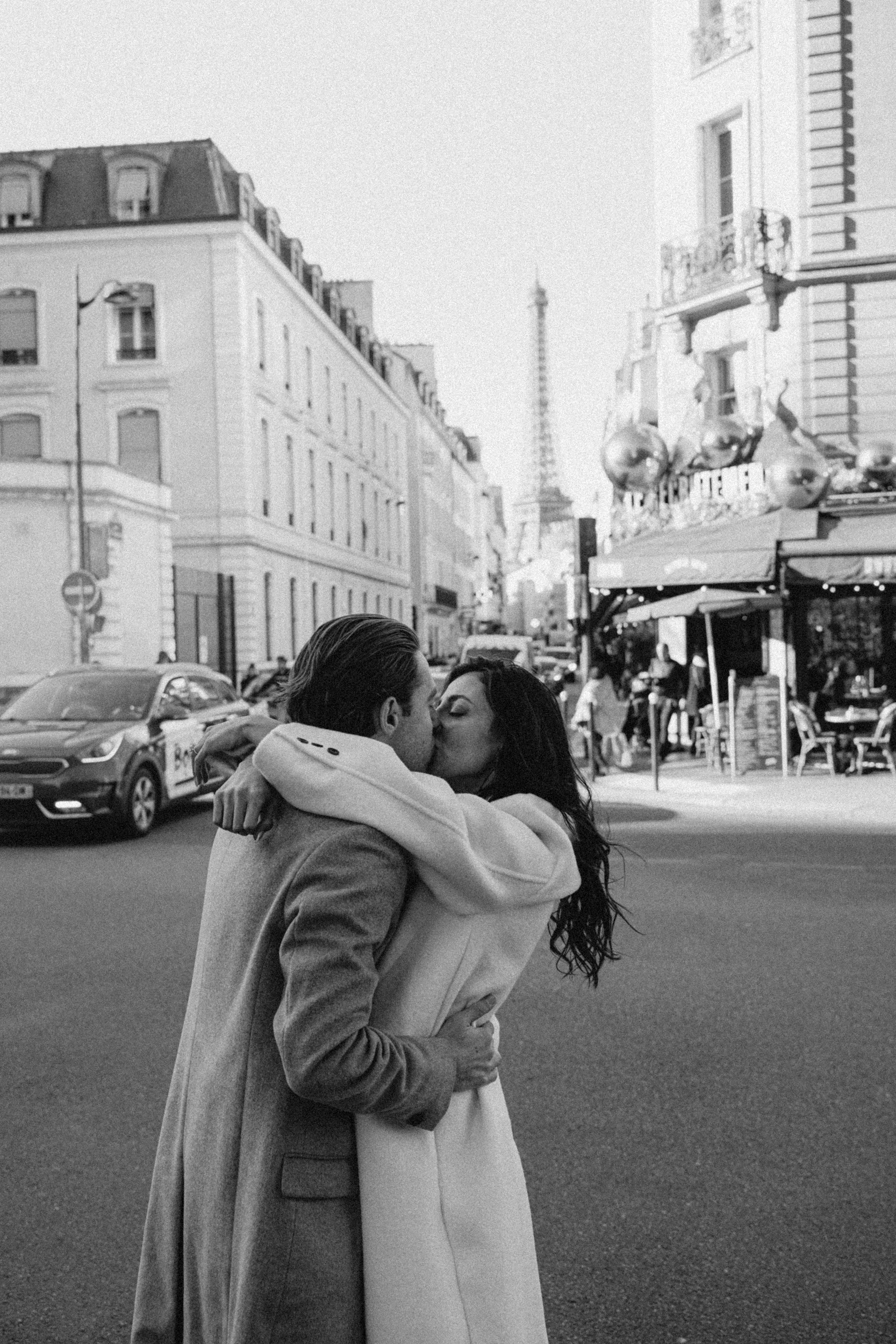 Engagement photoshoot in Paris in black and white
