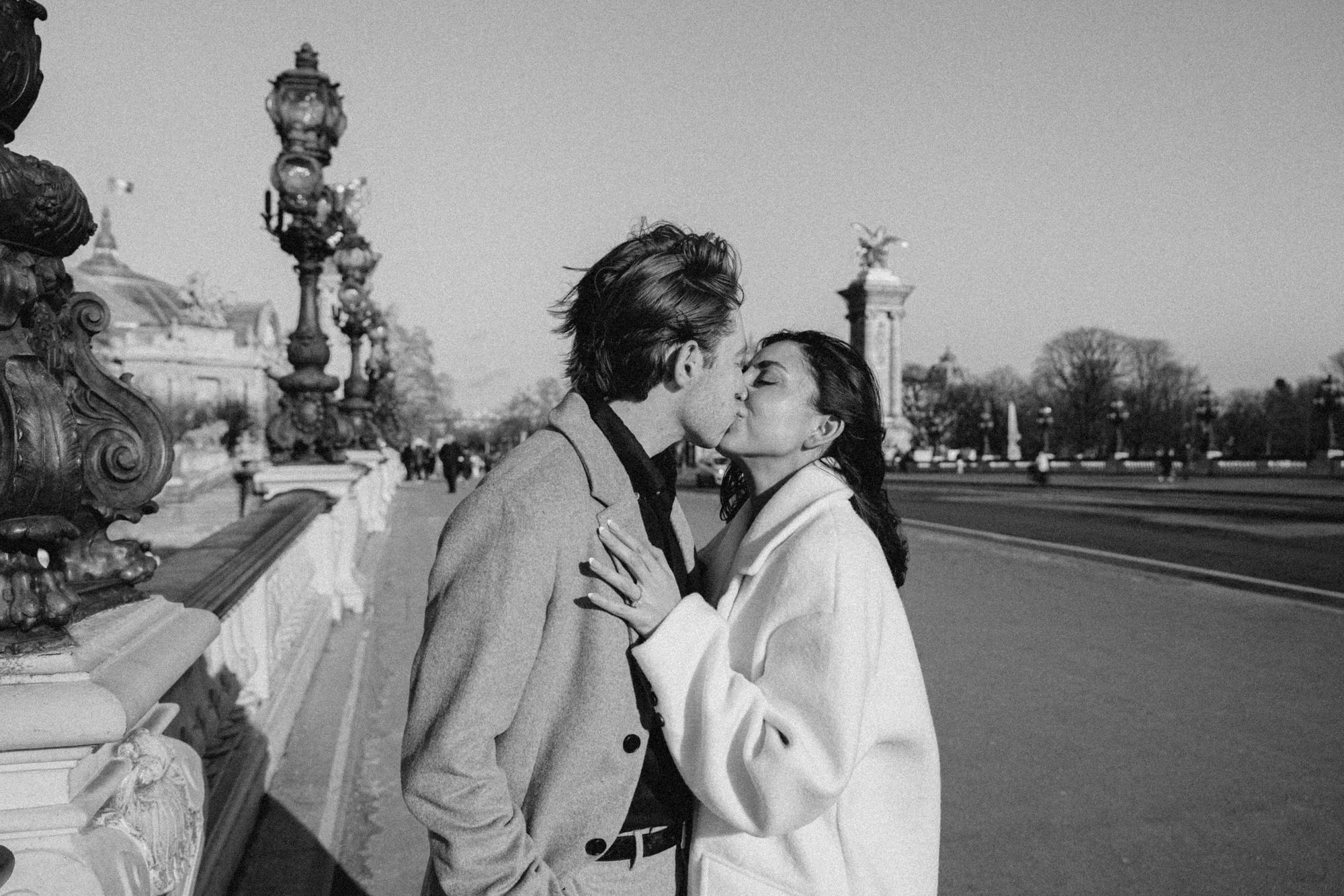 Soft and intimate black and white engagement photo in Paris