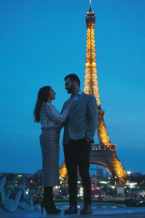 Paris Engagement Photography - Eiffel Tower photoshoot in Paris