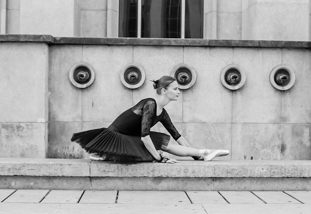 analog photo session for ballerina at Trocadero square in Paris