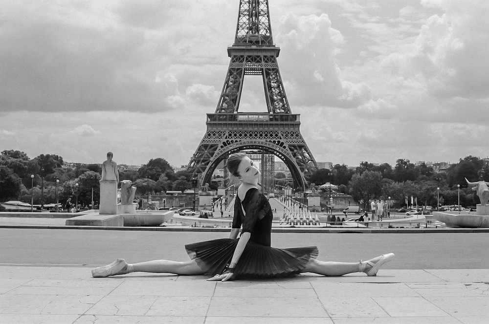 ballet dancer photoshoot on film at Trocadero square in Paris