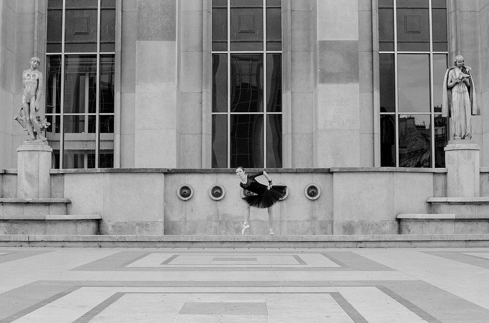 photographer for ballet dancers in Paris at Trocadero