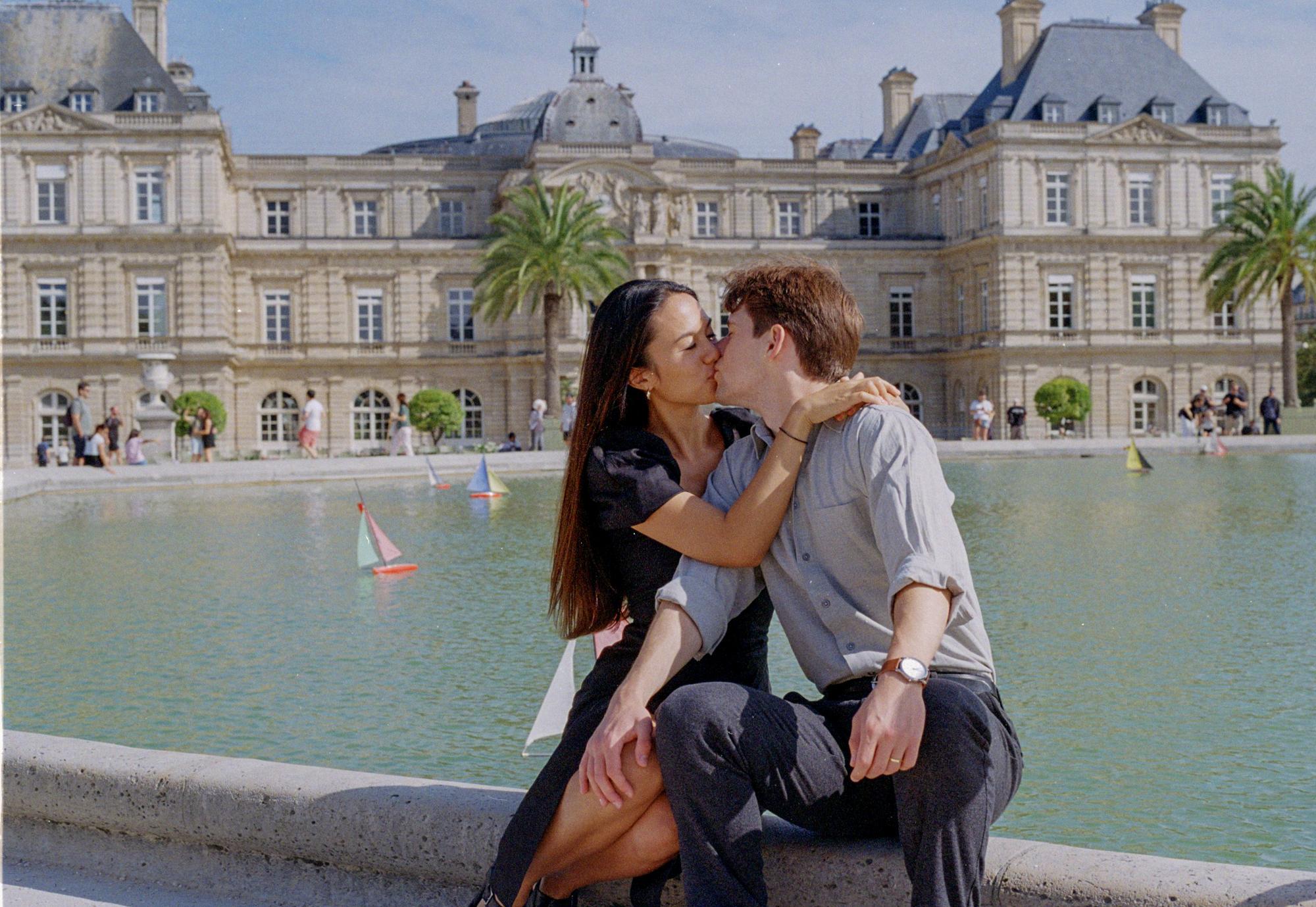 Engagement photo session for a couple in the Luxembourg garden of Paris