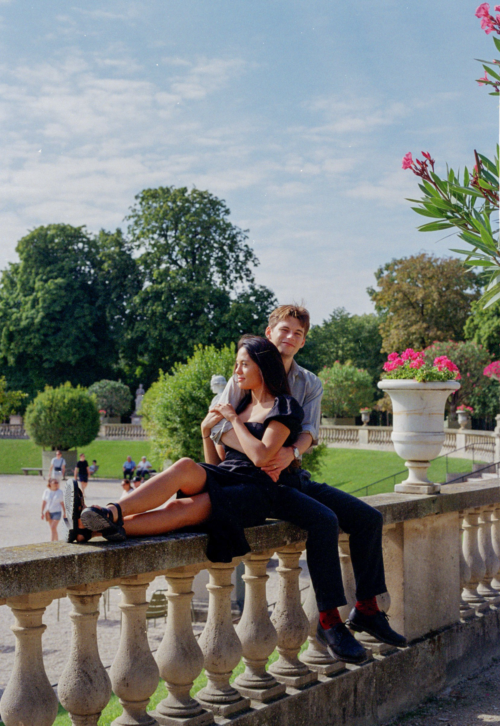 Photo session in the Luxembourg garden by engagement photographer Anya Parsley