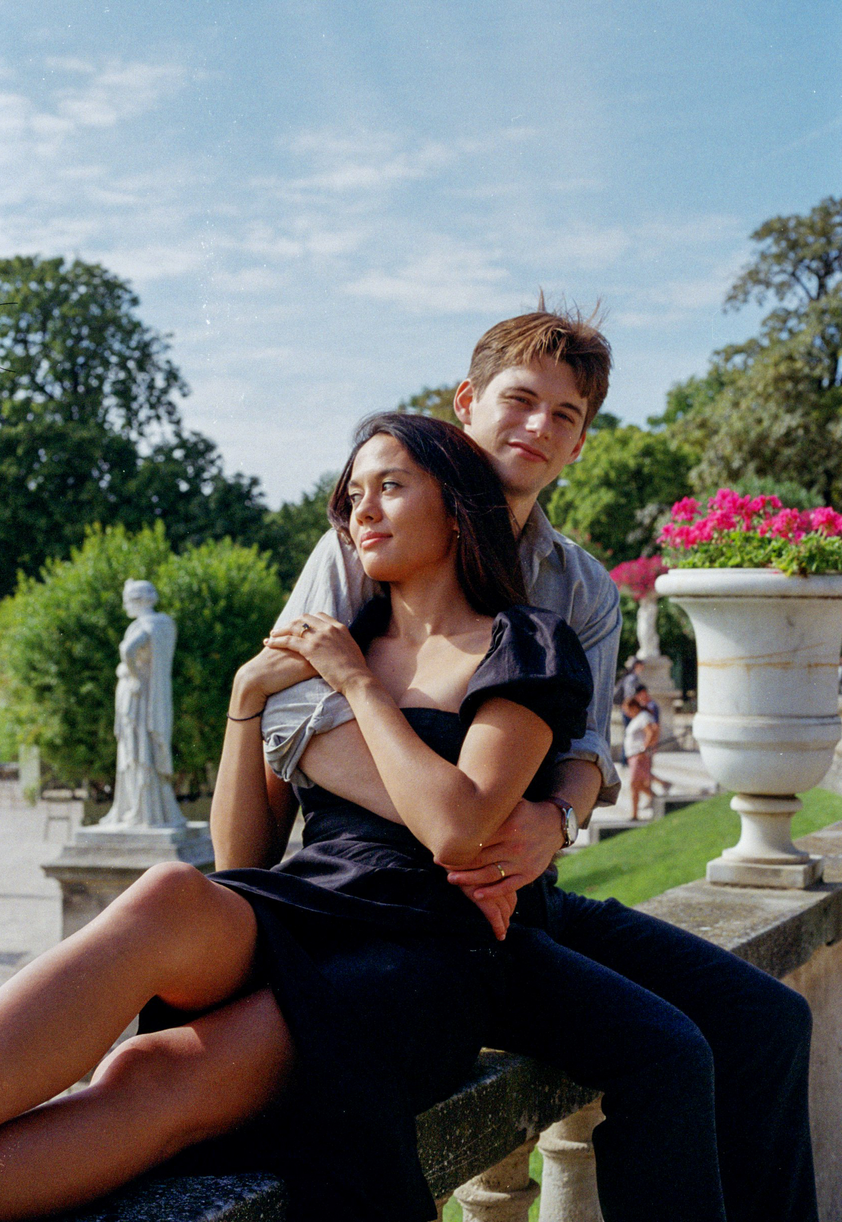 Vintage-vibes engagement photo session in Paris