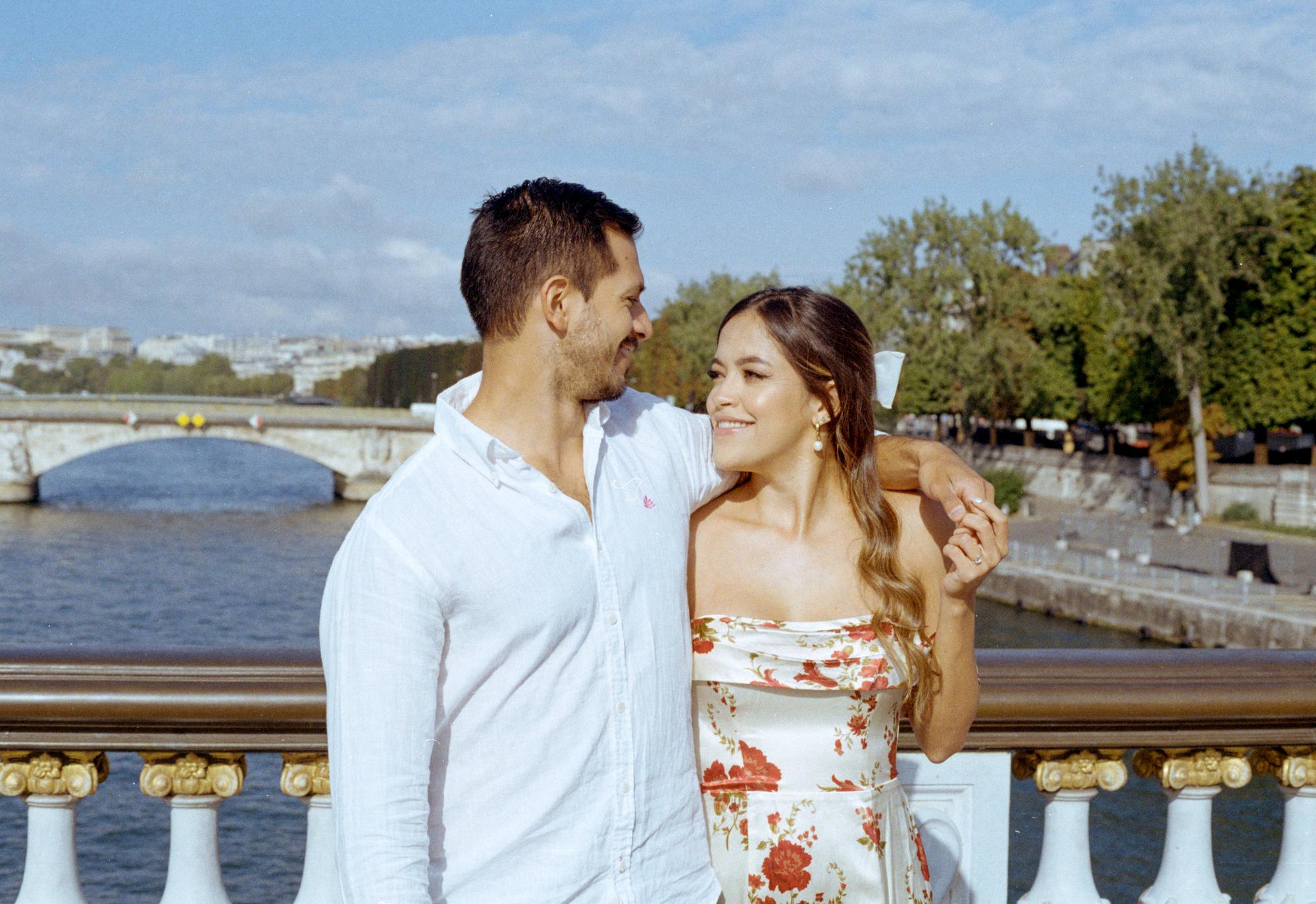 engagement portraits of Maria and Juan in Paris
