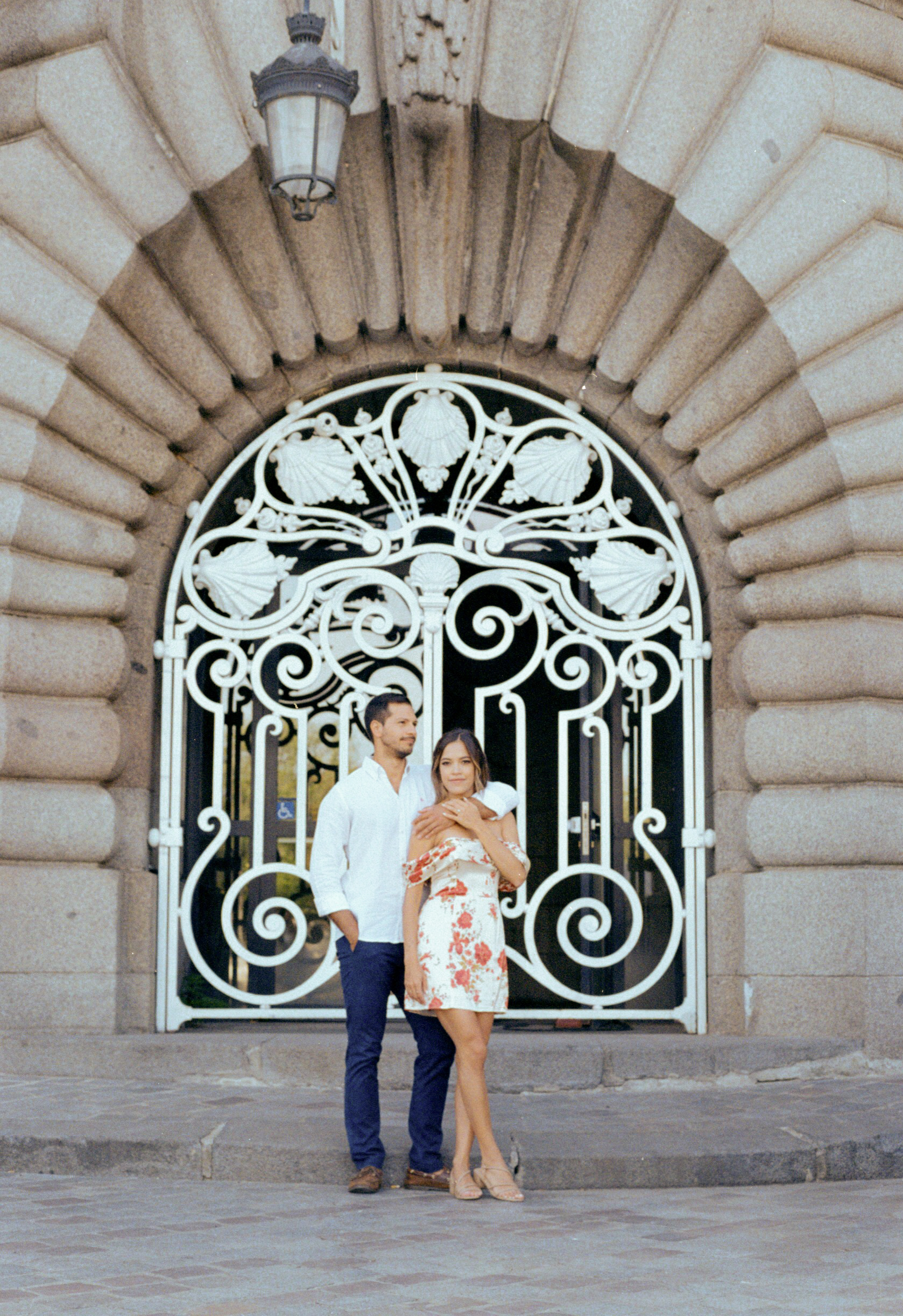 Outdoor engagement photo shoot in Paris vintage-aesthetics 