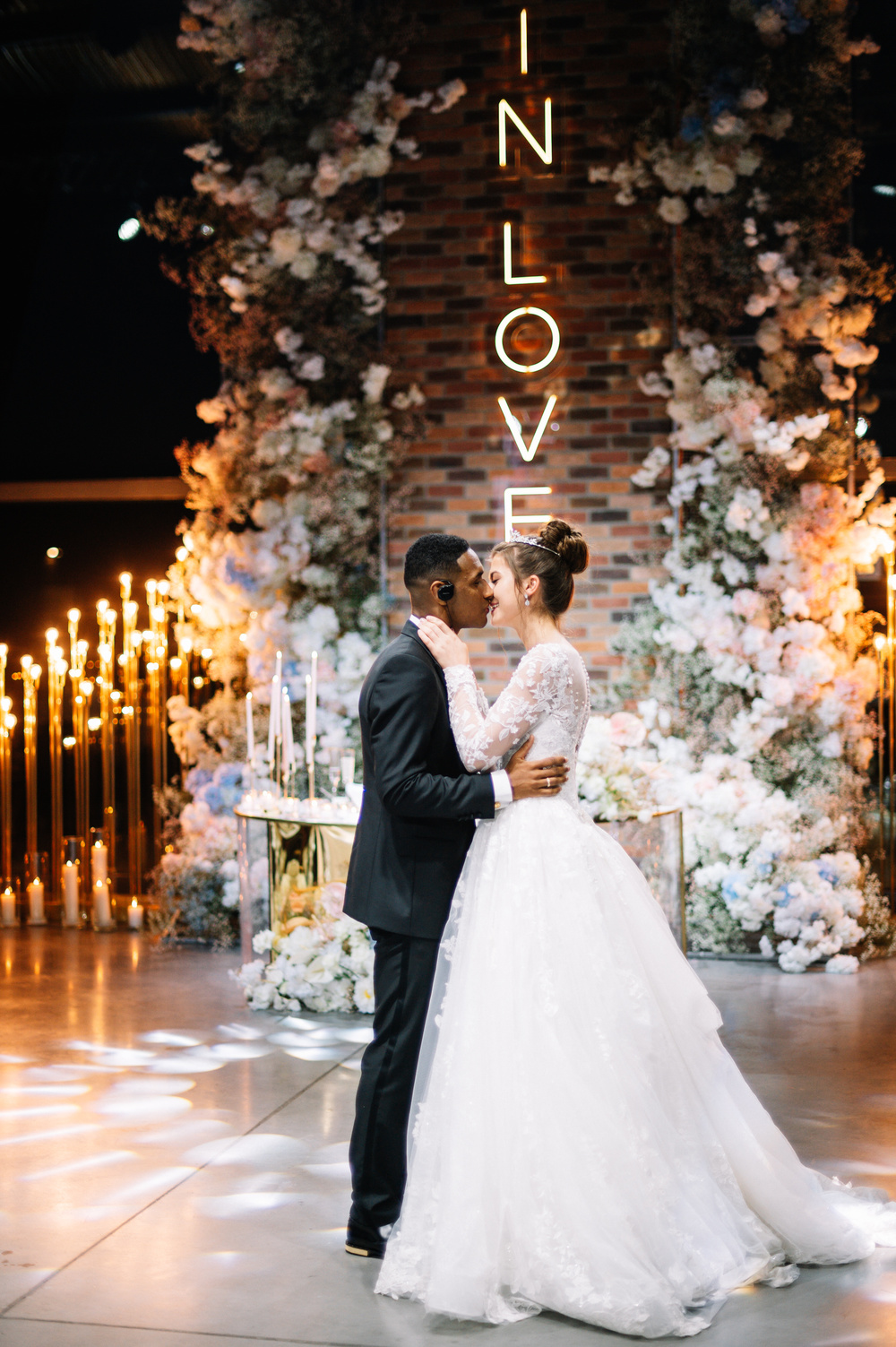 Қалың қара әтештерді азиялық әйелге итеріп жібереді