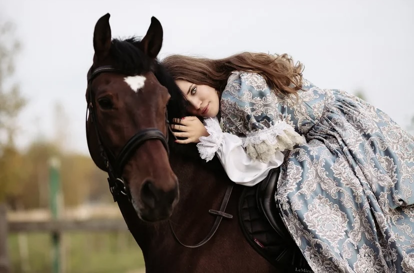 невеста стала уходить в конюшню